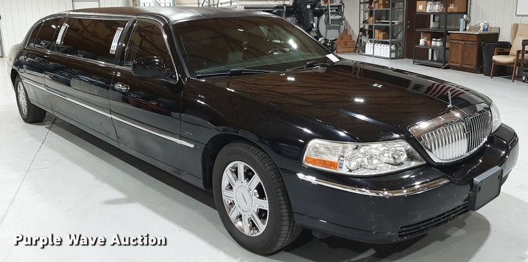 image for item DQ7052 2011 Lincoln Town Car limousine