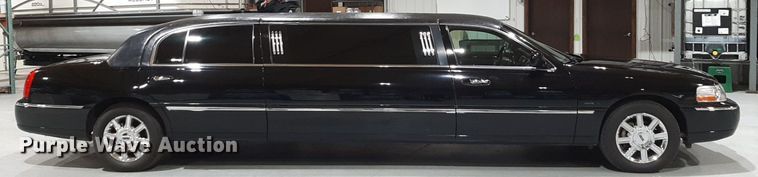 image for item DQ7052 2011 Lincoln Town Car limousine