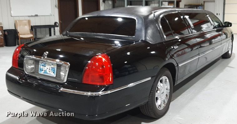 image for item DQ7052 2011 Lincoln Town Car limousine