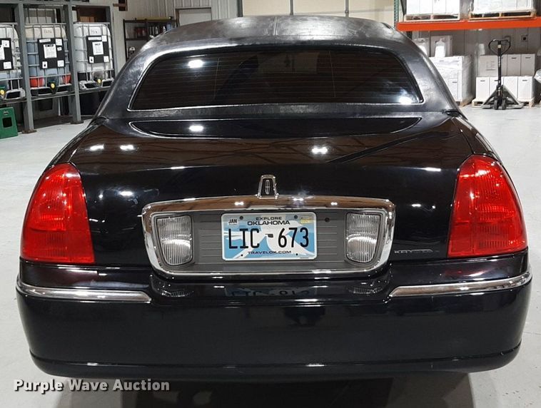 image for item DQ7052 2011 Lincoln Town Car limousine