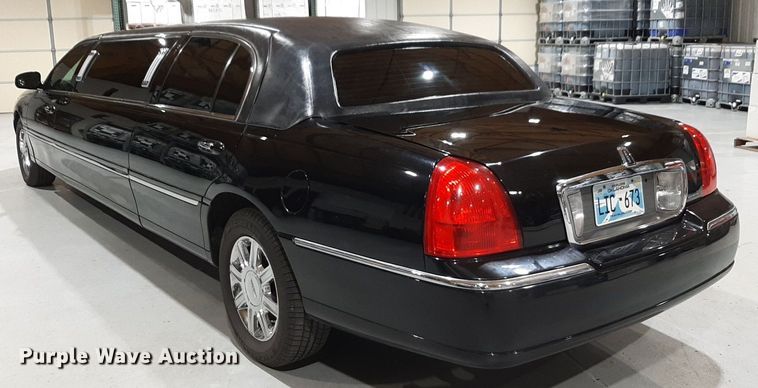 image for item DQ7052 2011 Lincoln Town Car limousine