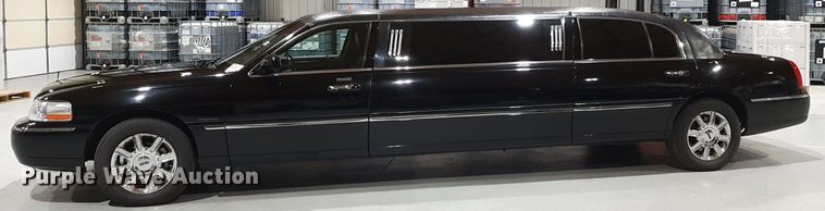 image for item DQ7052 2011 Lincoln Town Car limousine