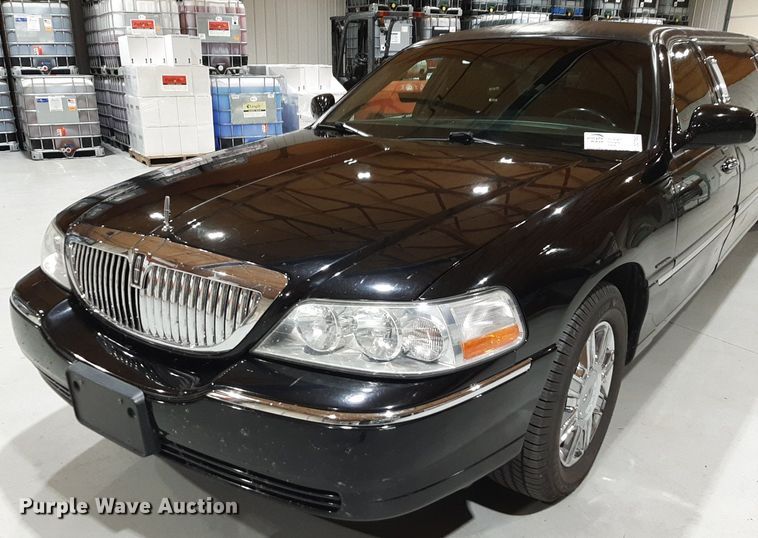 image for item DQ7052 2011 Lincoln Town Car limousine