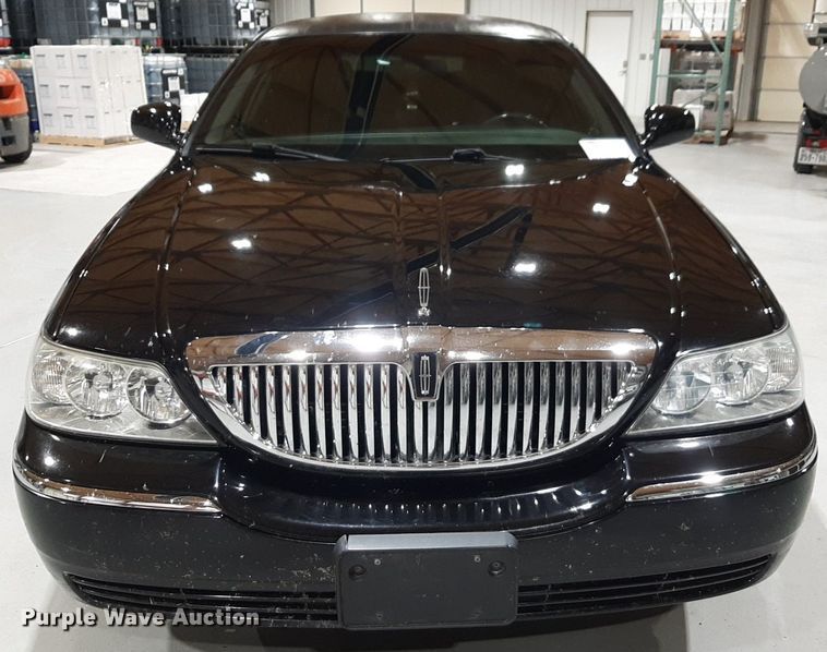 image for item DQ7052 2011 Lincoln Town Car limousine