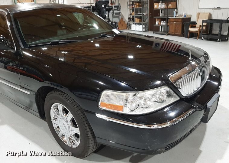 image for item DQ7052 2011 Lincoln Town Car limousine