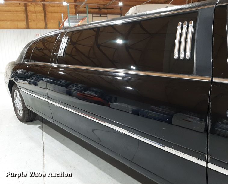 image for item DQ7052 2011 Lincoln Town Car limousine