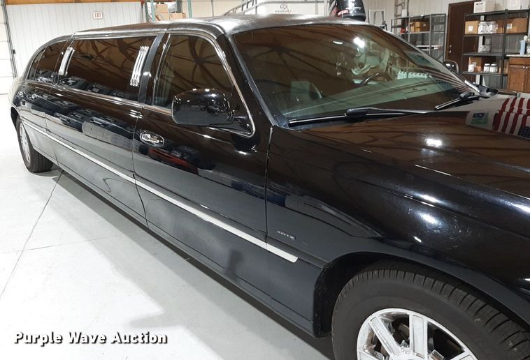 image for item DQ7052 2011 Lincoln Town Car limousine