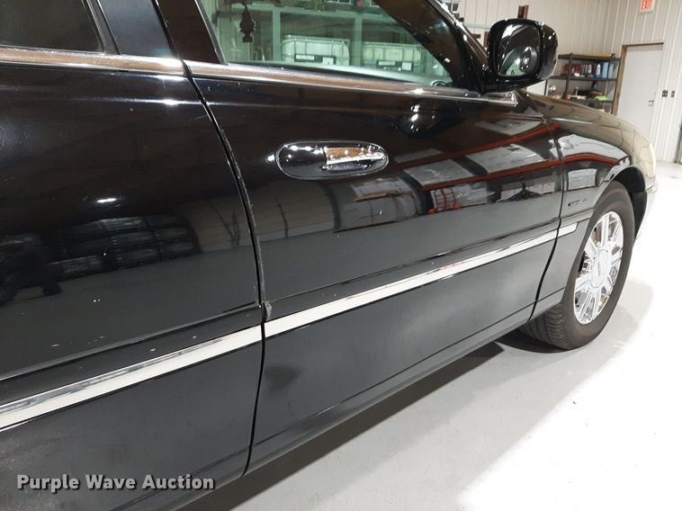 image for item DQ7052 2011 Lincoln Town Car limousine