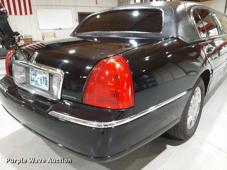 image for item DQ7052 2011 Lincoln Town Car limousine