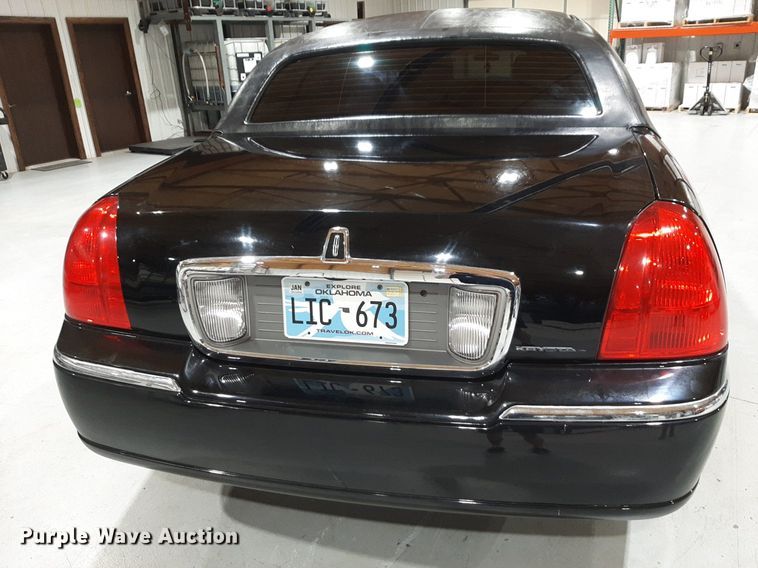 image for item DQ7052 2011 Lincoln Town Car limousine