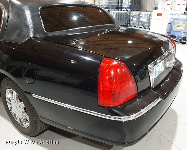 image for item DQ7052 2011 Lincoln Town Car limousine