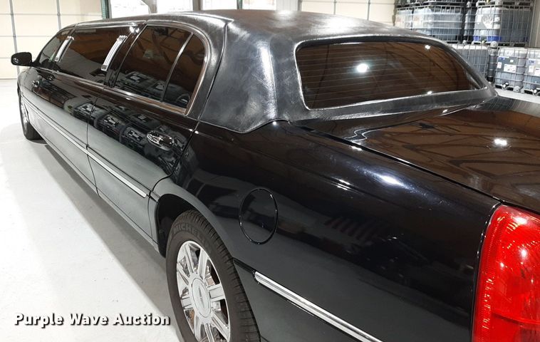 image for item DQ7052 2011 Lincoln Town Car limousine