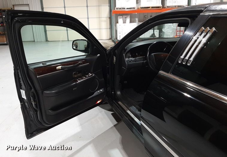 image for item DQ7052 2011 Lincoln Town Car limousine