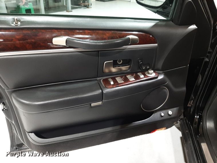 image for item DQ7052 2011 Lincoln Town Car limousine