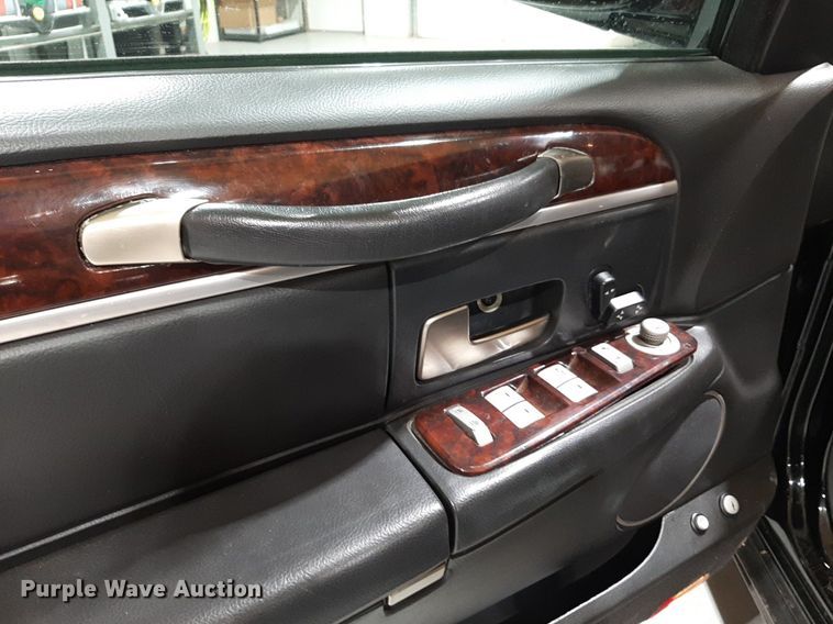 image for item DQ7052 2011 Lincoln Town Car limousine