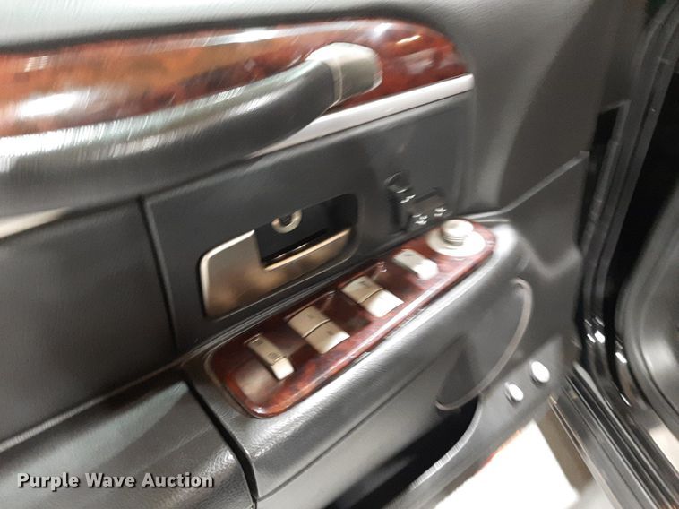 image for item DQ7052 2011 Lincoln Town Car limousine