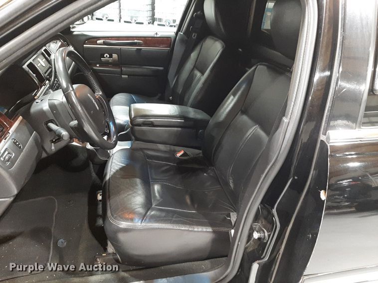 image for item DQ7052 2011 Lincoln Town Car limousine