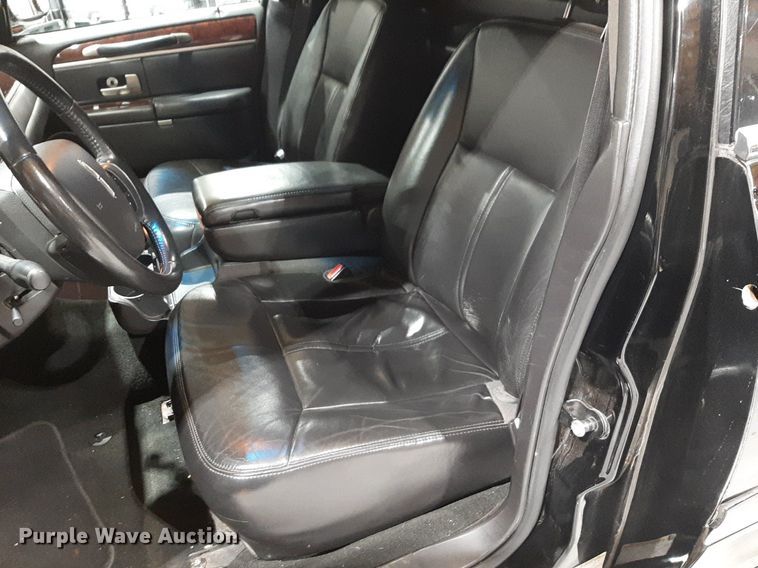 image for item DQ7052 2011 Lincoln Town Car limousine