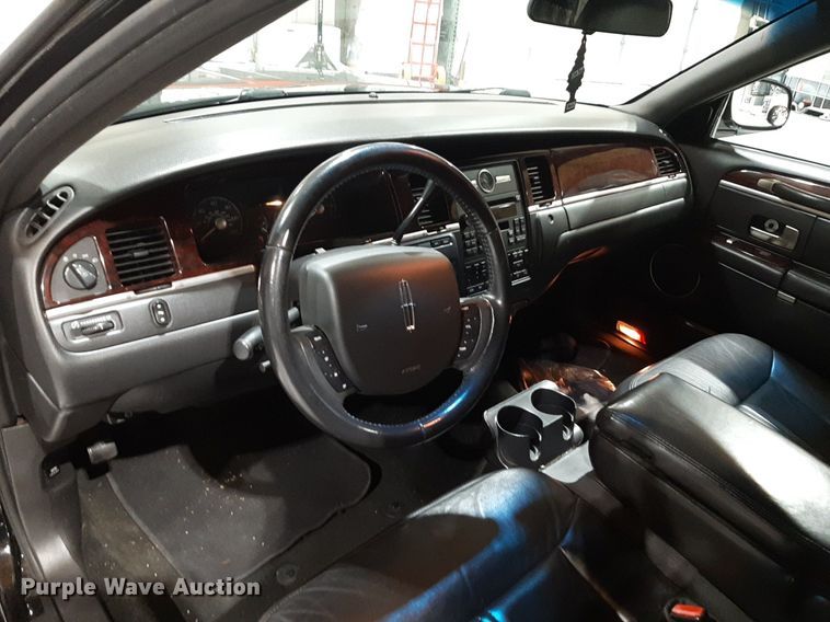 image for item DQ7052 2011 Lincoln Town Car limousine