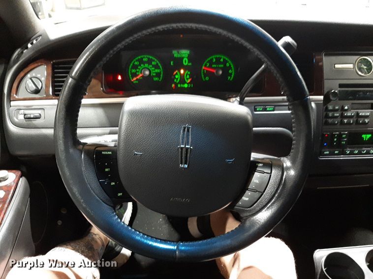 image for item DQ7052 2011 Lincoln Town Car limousine