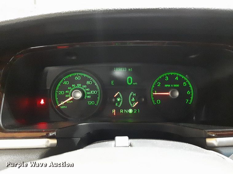 image for item DQ7052 2011 Lincoln Town Car limousine