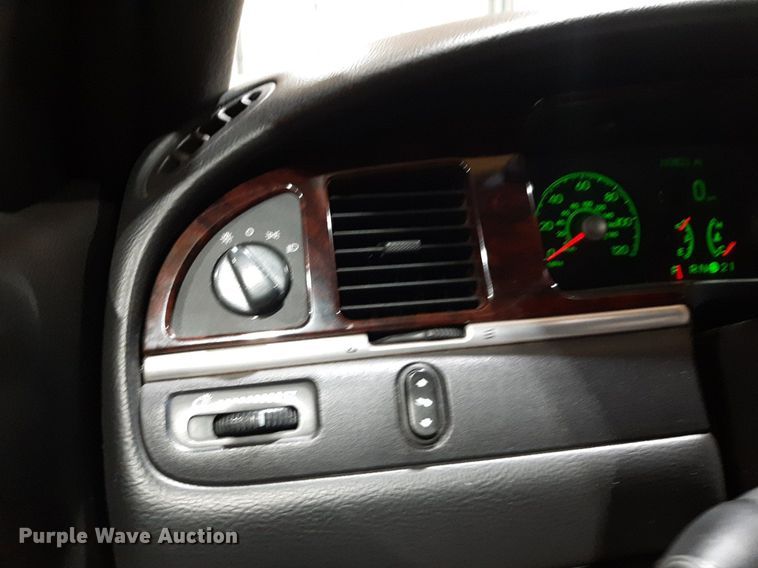 image for item DQ7052 2011 Lincoln Town Car limousine