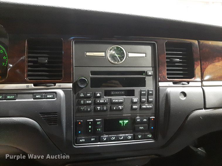 image for item DQ7052 2011 Lincoln Town Car limousine