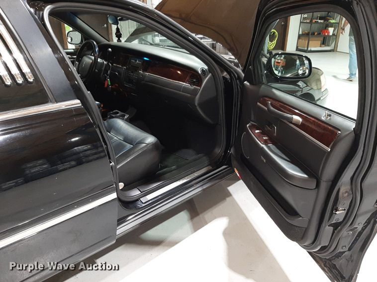 image for item DQ7052 2011 Lincoln Town Car limousine