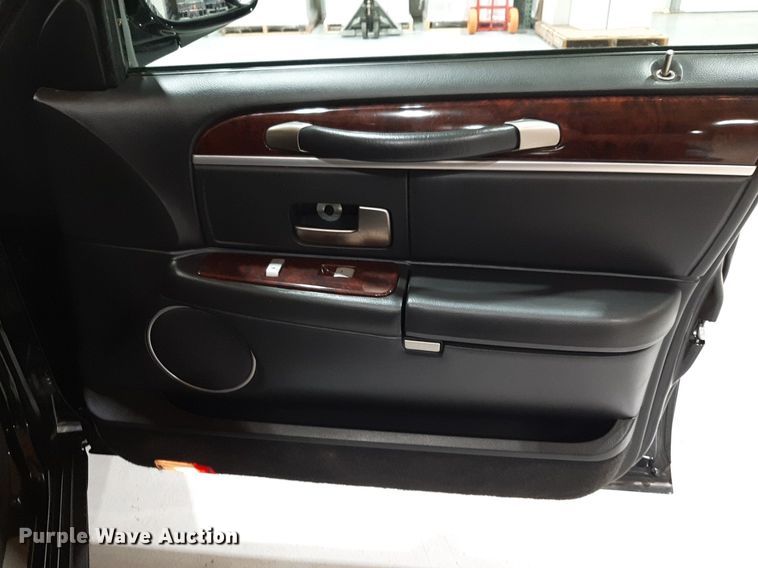 image for item DQ7052 2011 Lincoln Town Car limousine