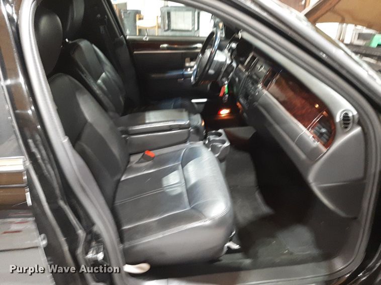 image for item DQ7052 2011 Lincoln Town Car limousine