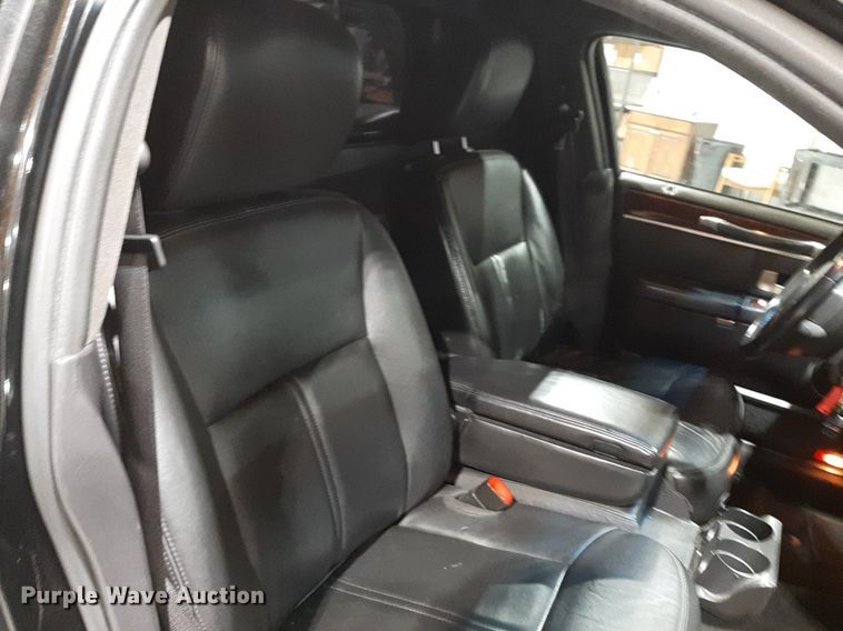 image for item DQ7052 2011 Lincoln Town Car limousine