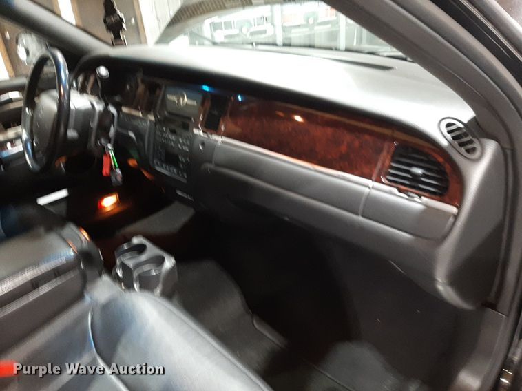 image for item DQ7052 2011 Lincoln Town Car limousine