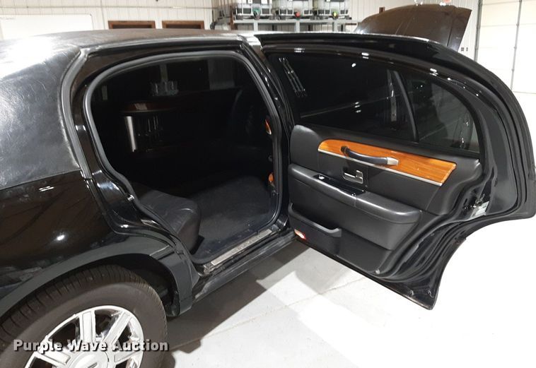 image for item DQ7052 2011 Lincoln Town Car limousine