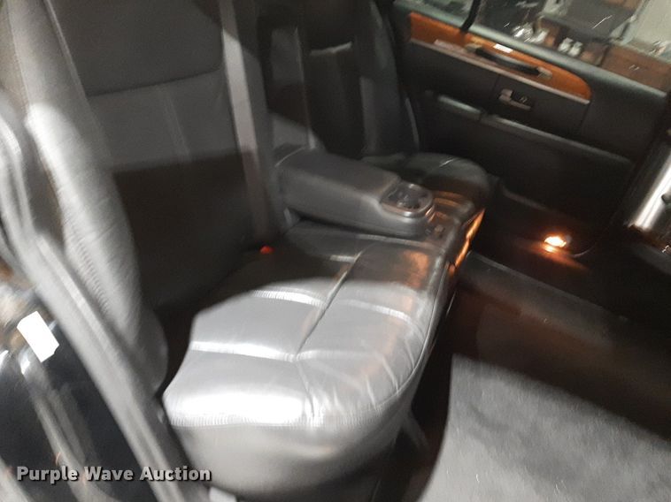 image for item DQ7052 2011 Lincoln Town Car limousine