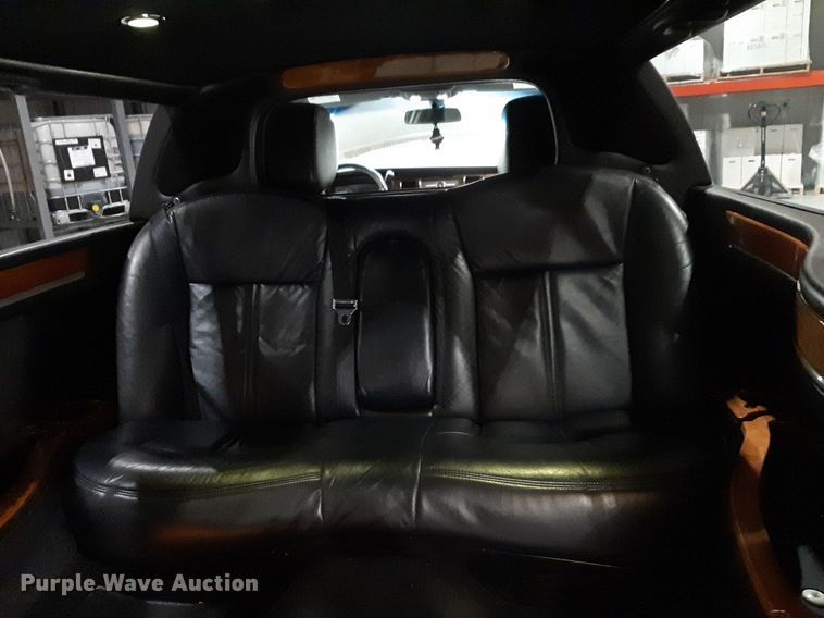 image for item DQ7052 2011 Lincoln Town Car limousine