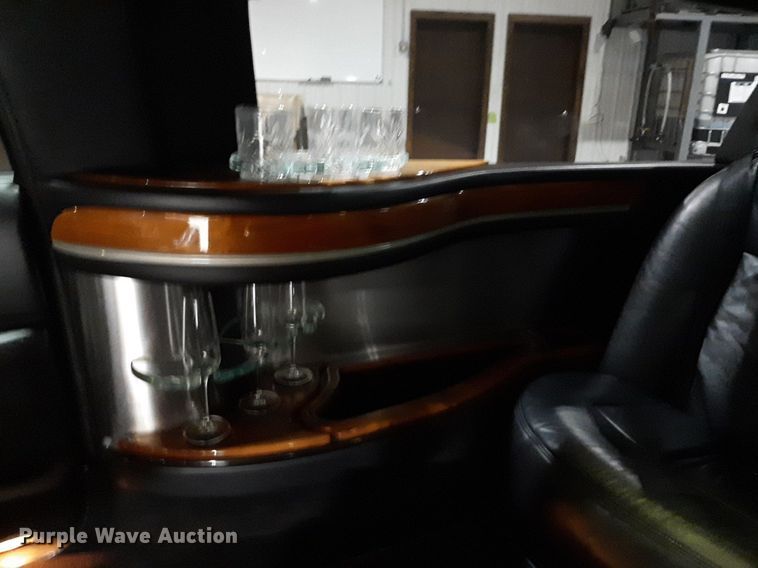 image for item DQ7052 2011 Lincoln Town Car limousine