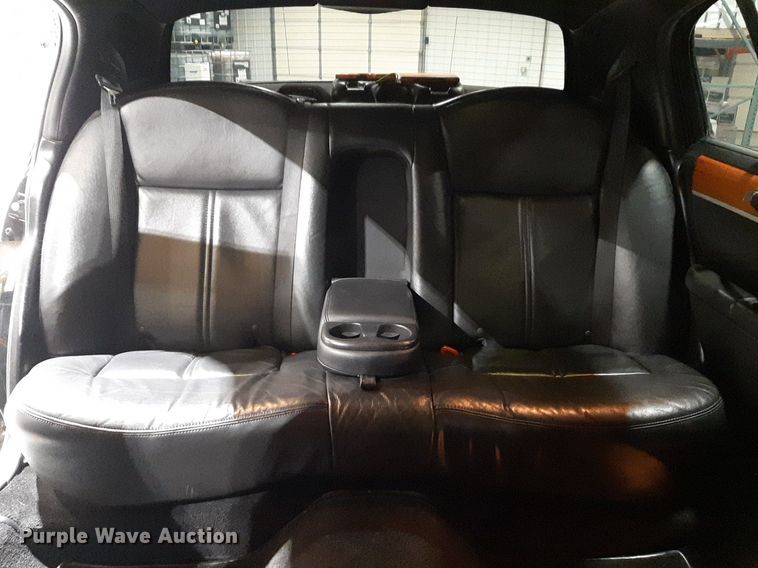 image for item DQ7052 2011 Lincoln Town Car limousine