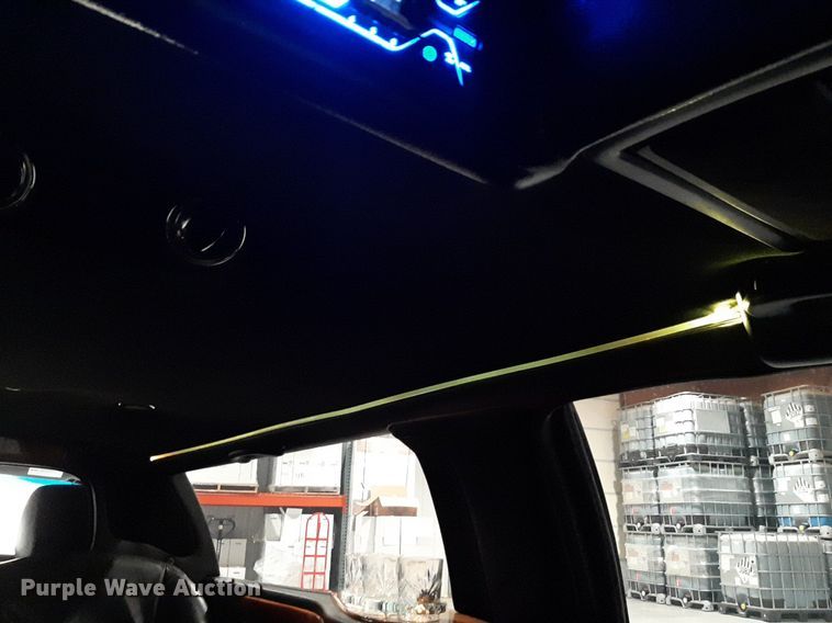 image for item DQ7052 2011 Lincoln Town Car limousine