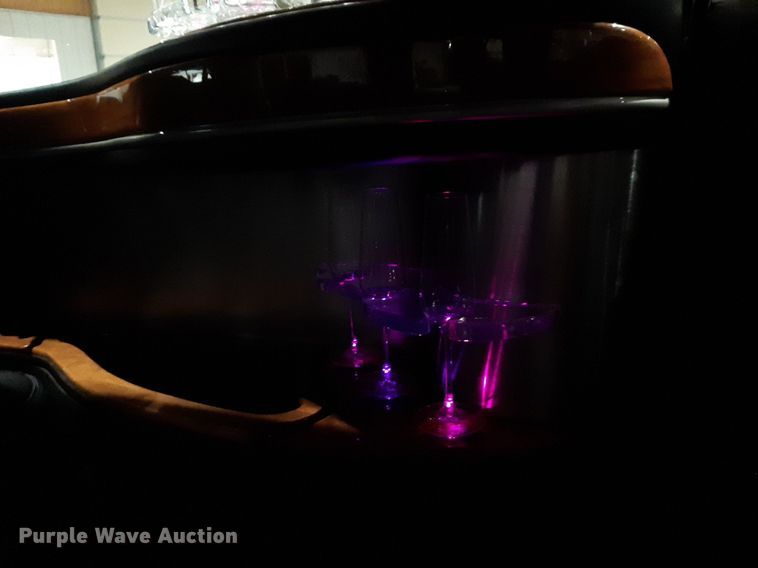 image for item DQ7052 2011 Lincoln Town Car limousine