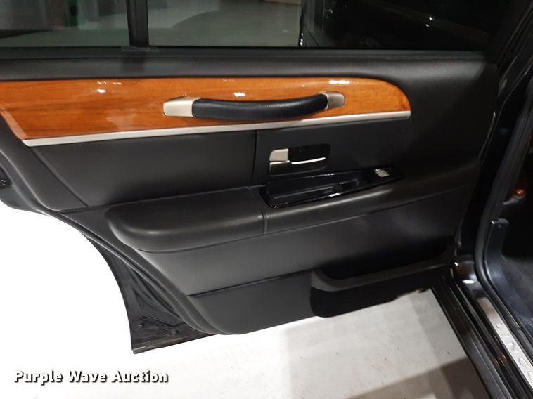 image for item DQ7052 2011 Lincoln Town Car limousine