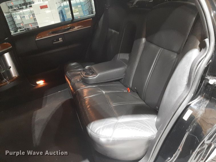 image for item DQ7052 2011 Lincoln Town Car limousine