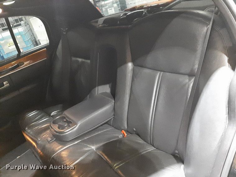 image for item DQ7052 2011 Lincoln Town Car limousine