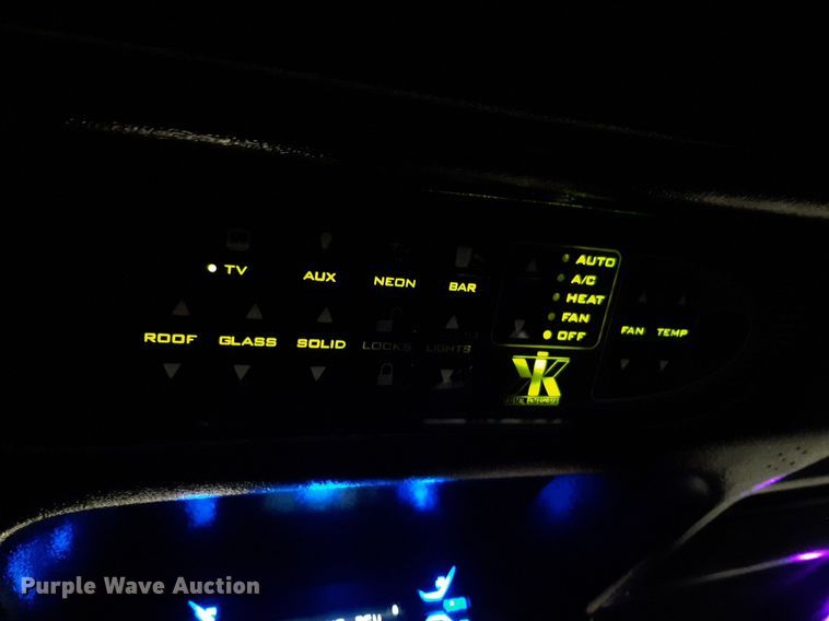 image for item DQ7052 2011 Lincoln Town Car limousine