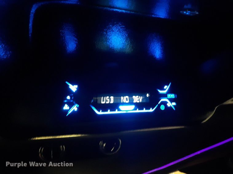 image for item DQ7052 2011 Lincoln Town Car limousine