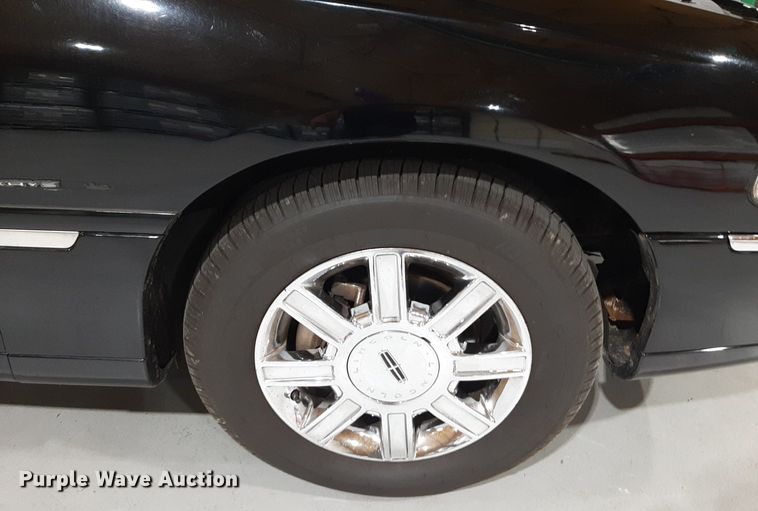 image for item DQ7052 2011 Lincoln Town Car limousine