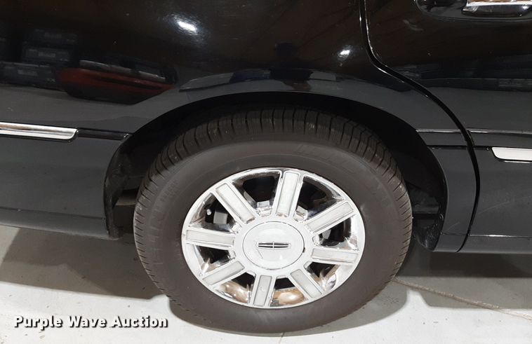 image for item DQ7052 2011 Lincoln Town Car limousine