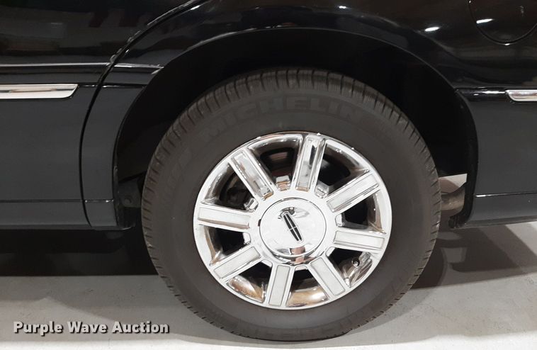 image for item DQ7052 2011 Lincoln Town Car limousine