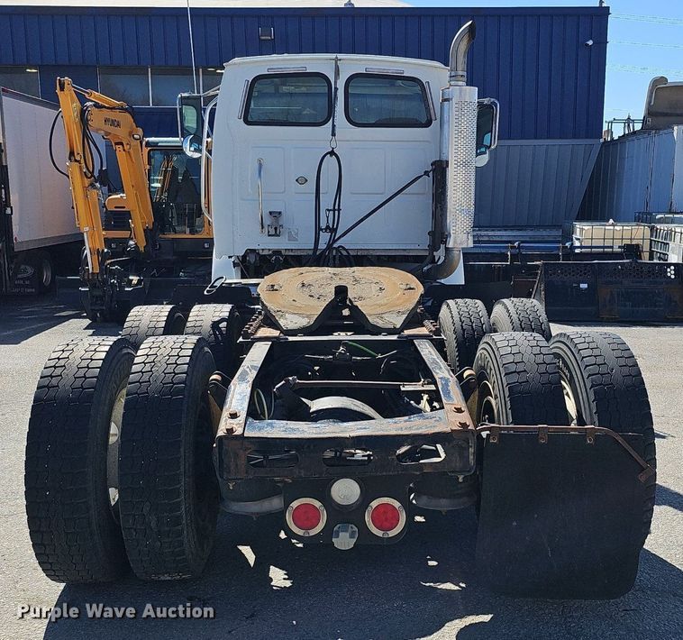 image for item DQ8608 2007 Sterling A9500 semi truck