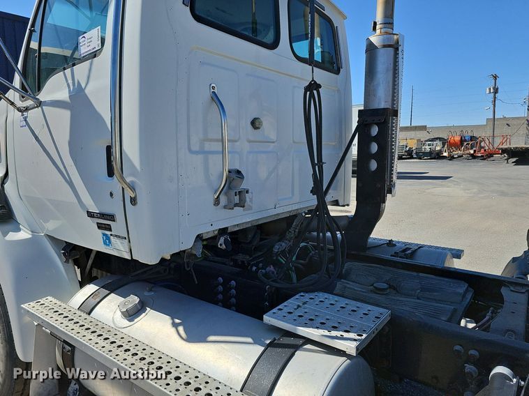image for item DQ8608 2007 Sterling A9500 semi truck