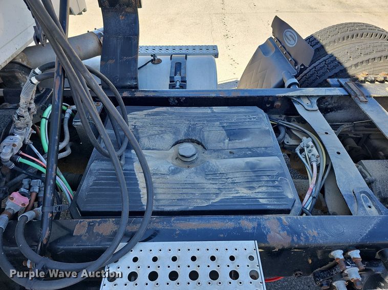 image for item DQ8608 2007 Sterling A9500 semi truck